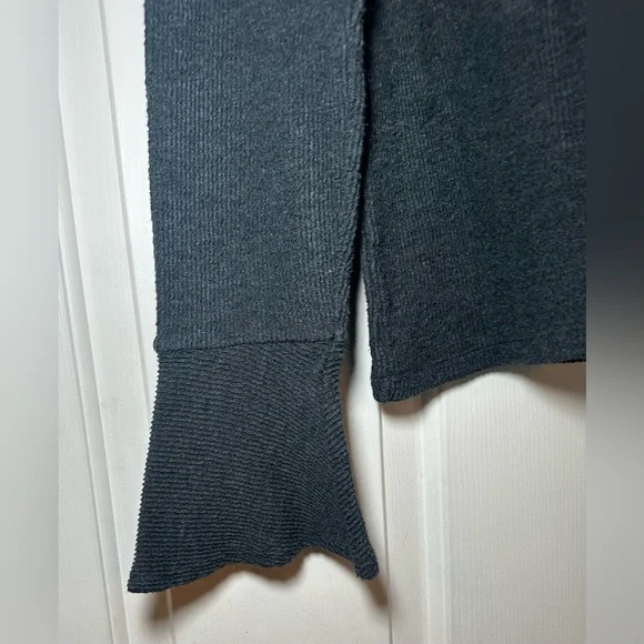 Madewell Women’s Long Sleeve  Bell Sleeve Crew Neck Ribbed Gray Shirt‎ Size Med. - Picture 2 of 5